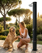 Solarias ONDA – Douche Solaire 35L, Mitigeur Premium, Eau Chaude/Froide - 09 lifestyle femme chien