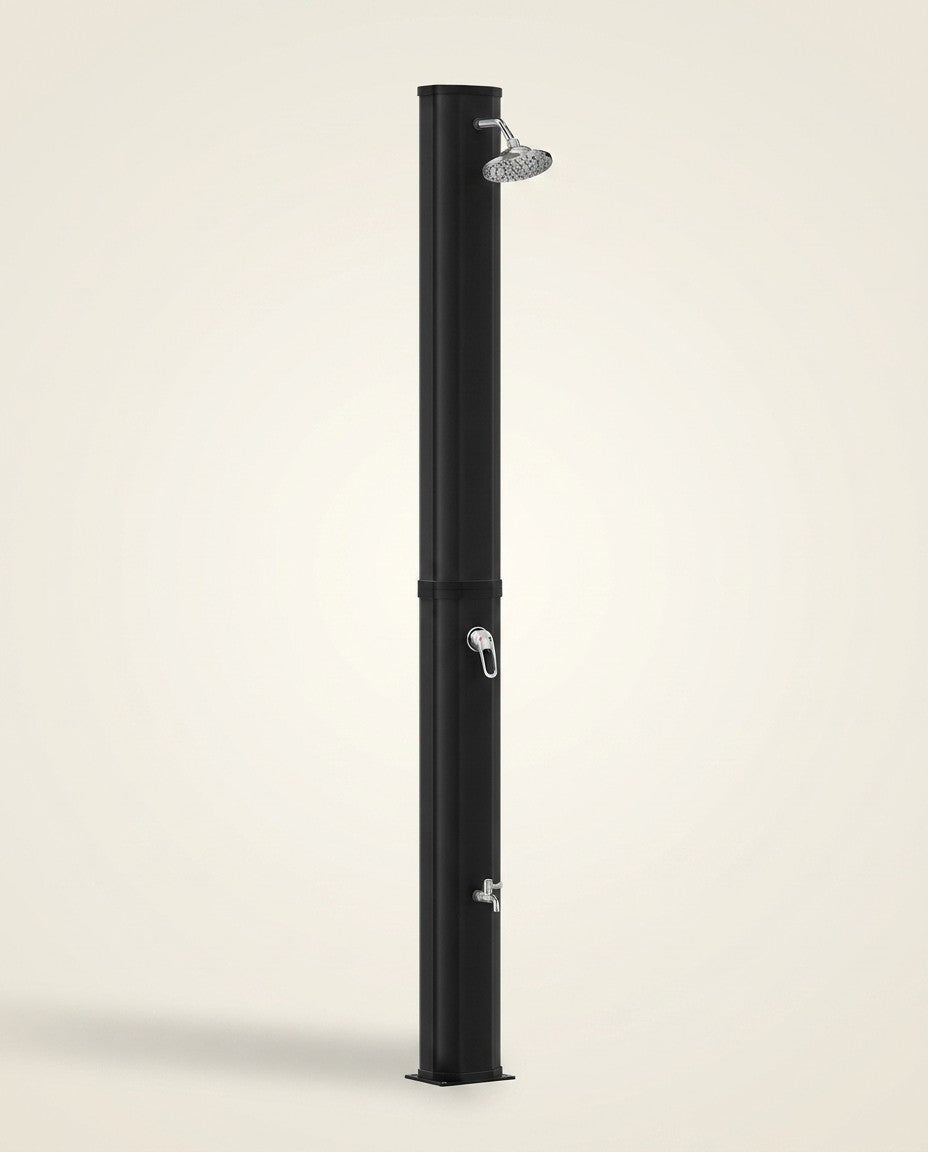 Douche solaire Solarias 40L coloris noir, vue studio complete